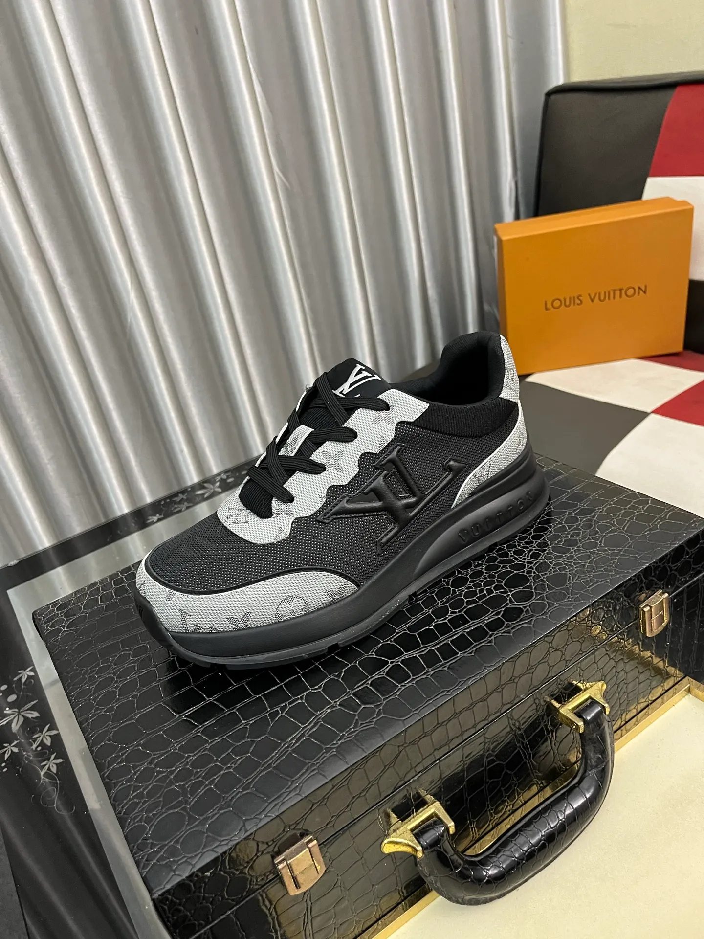 Men's shoes 💰458⌚️⌚️【LOUlS VUlTTON】Louis Vuitton ~ unique and casual style. LV counter purchasing 🏃casual shoes😍😍 are on sale at the men's counter at the same time. Italian imported brands select top-layer Italian cowhide. 🐑Sheepskin lining (refuses to discolor and grind feet) Sole: Original sole specially provided by the original factory 🎬Better in kind Code number: 38-443⃣️Color selection